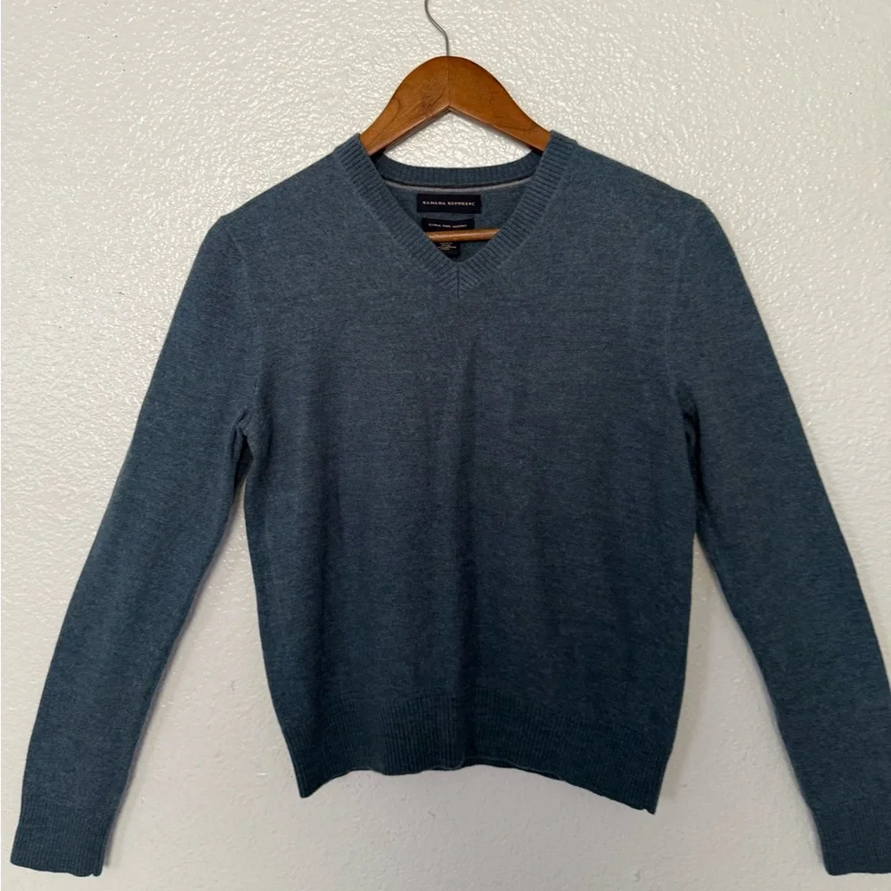 Banana Republic Men's Teal V-Neck Sweater size S extra fine 100%Merino wool